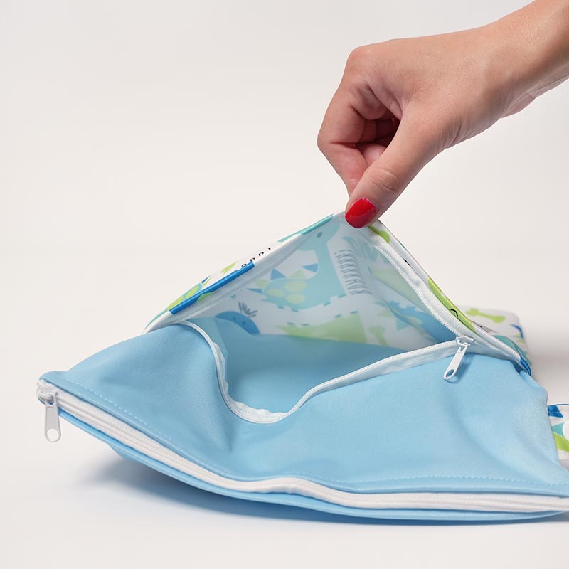 Extra pocket with a zipper on the Loondie DuoDry Wet Bag. 