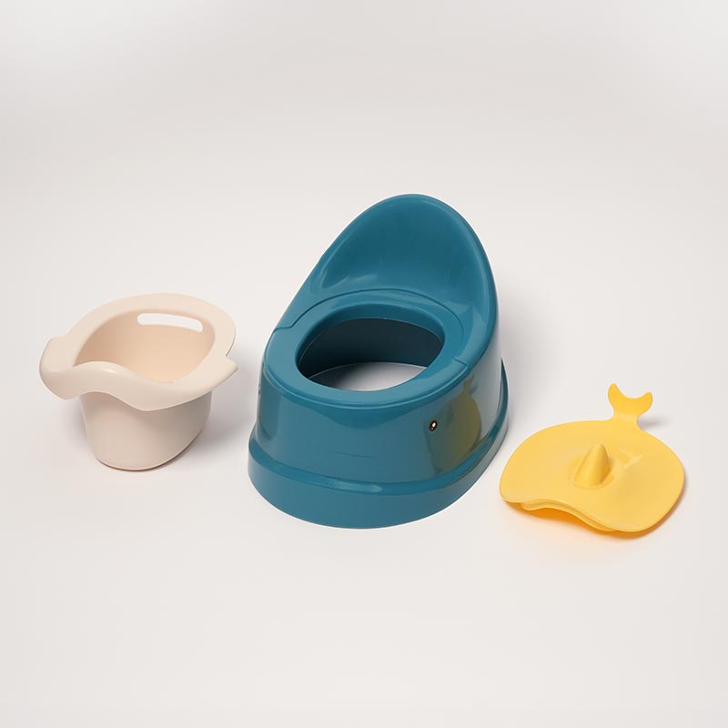 Cute and portable whale-shaped potty for children, with a chamber pot and a lid. 