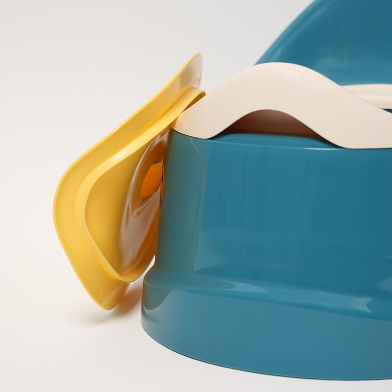 Close up on the high-quality ABS material of the Loondie Easy Clean Potty. 