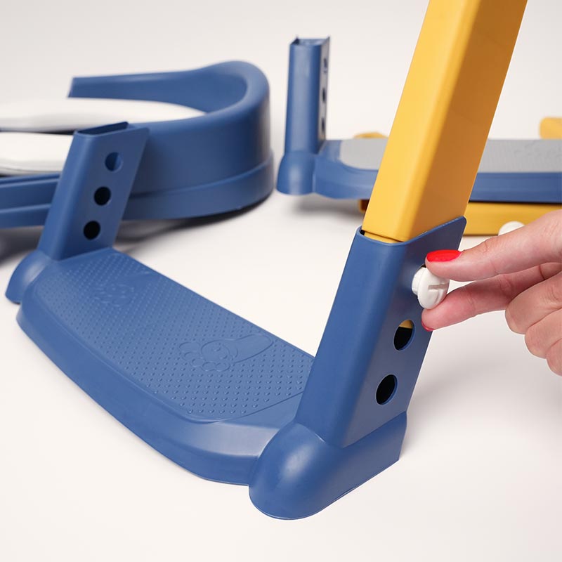 Woman's hand interacting with the Loondie StepUp Seat by adjusting the height of the bottom ladder. 