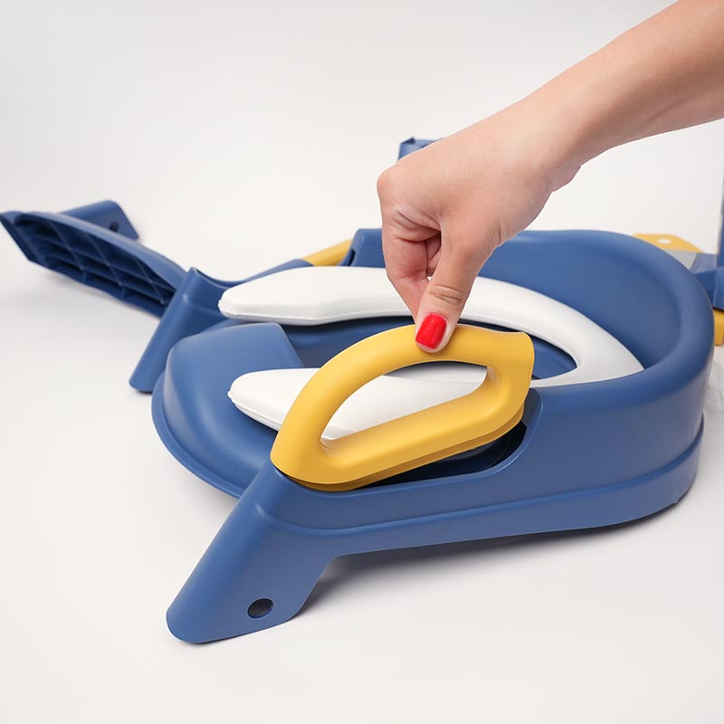 Yellow handles on the Blue Loondie StepUp Seat. 